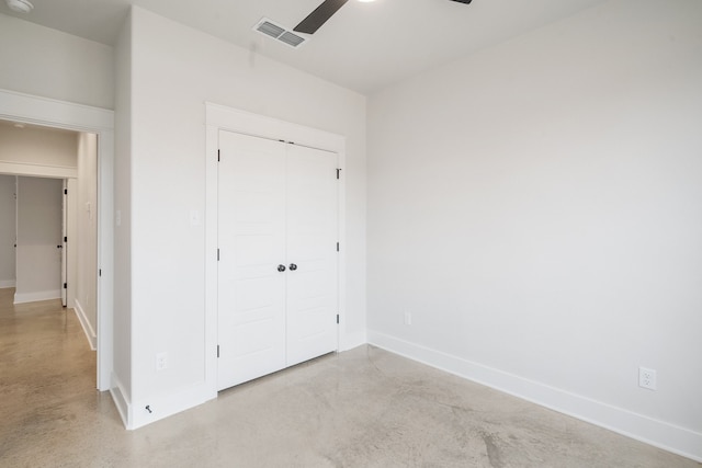 unfurnished bedroom featuring ceiling fan and a closet