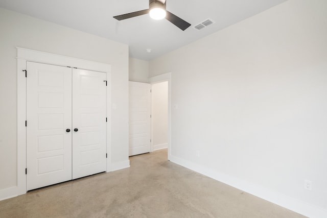 unfurnished bedroom with ceiling fan and a closet