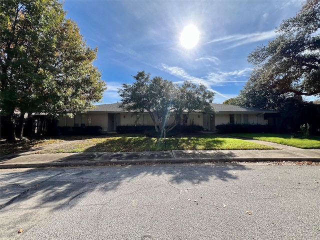 single story home featuring a front lawn