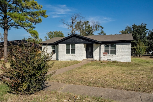 ranch-style home featuring a front lawn