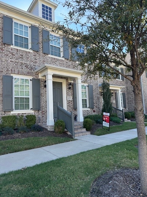 view of front of house with a front yard