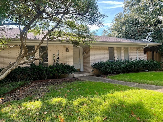 single story home featuring a front lawn