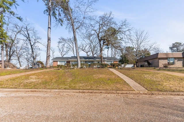 view of front of property with a front yard