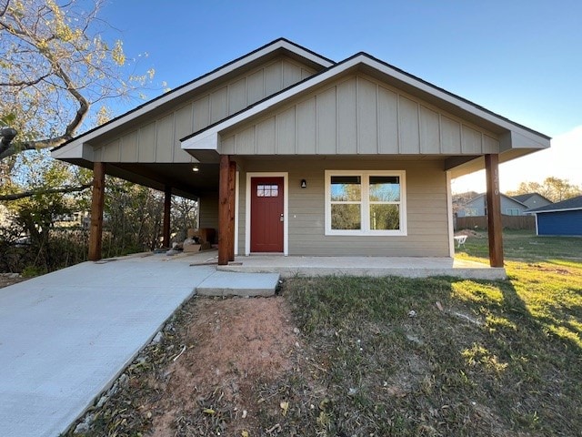 view of front facade with a front lawn and covered porch