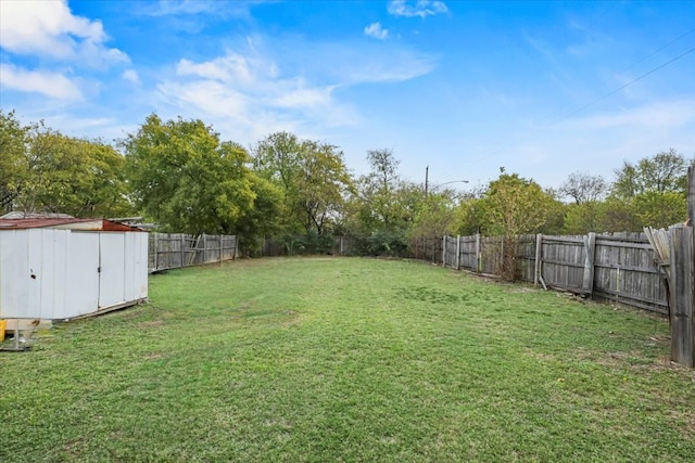 view of yard featuring a storage unit