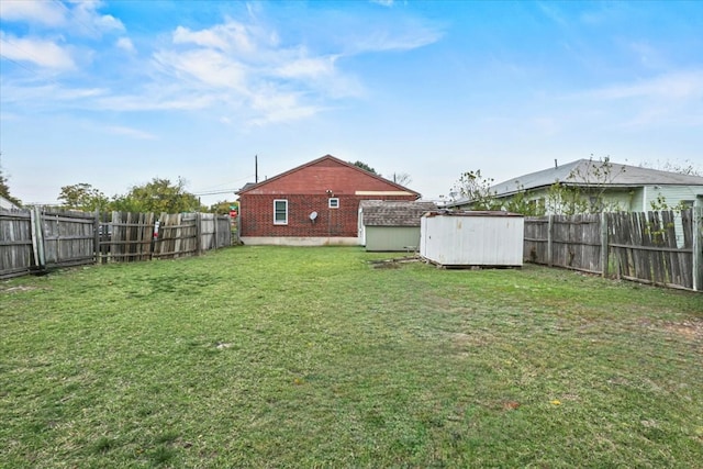 view of yard featuring a storage shed