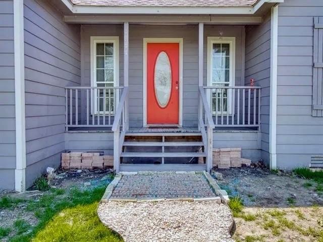 property entrance featuring a porch