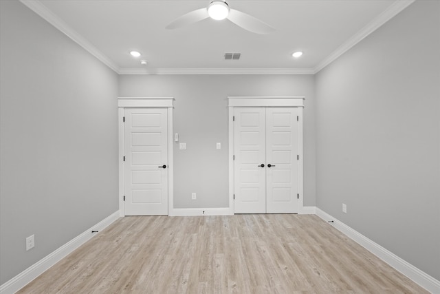 unfurnished bedroom featuring light wood-type flooring, ceiling fan, and crown molding