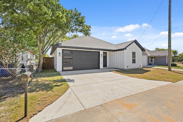 view of front facade featuring a garage and a front yard