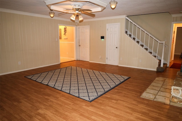 foyer entrance featuring hardwood / wood-style floors, ceiling fan, and crown molding