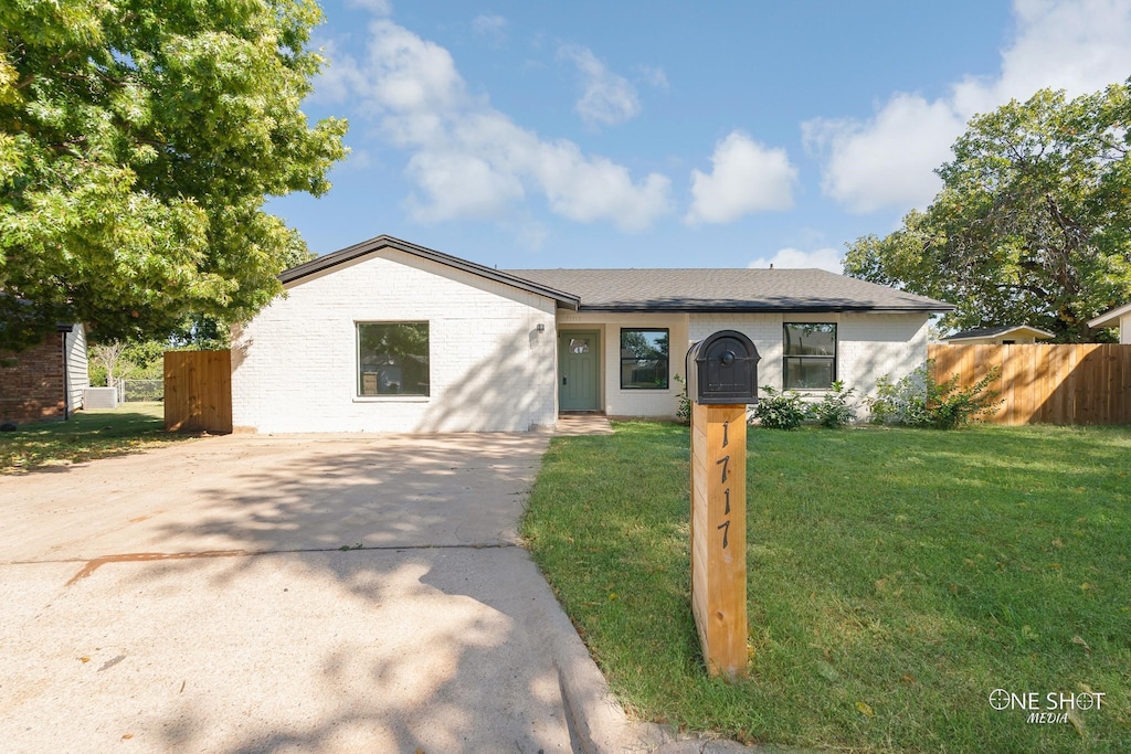 ranch-style home featuring a front yard