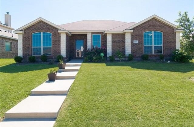 ranch-style house featuring a front lawn