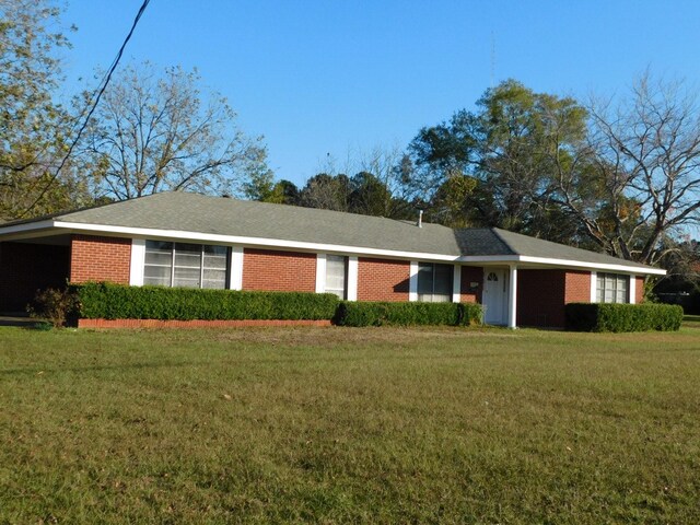 single story home featuring a front lawn