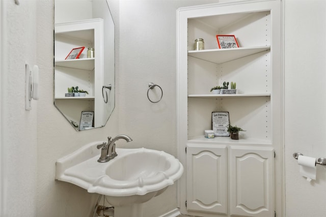 bathroom featuring sink