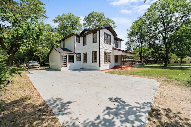 view of front of home with covered porch and a front lawn