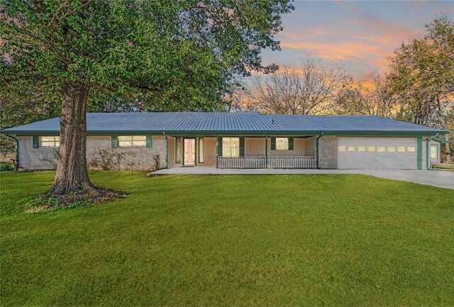 view of front of house featuring a front lawn and a garage