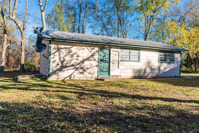 view of front of house featuring a front lawn