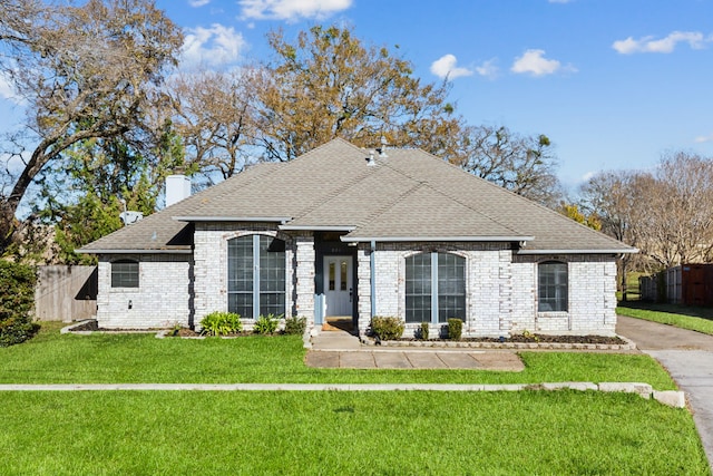 view of front of house featuring a front lawn