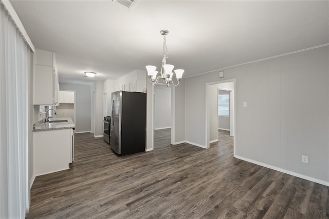 kitchen with sink, dark hardwood / wood-style floors, a notable chandelier, white cabinets, and appliances with stainless steel finishes