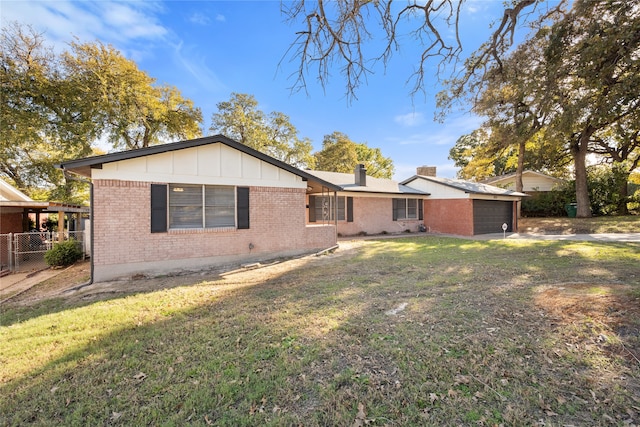 view of front of property featuring a garage and a front yard