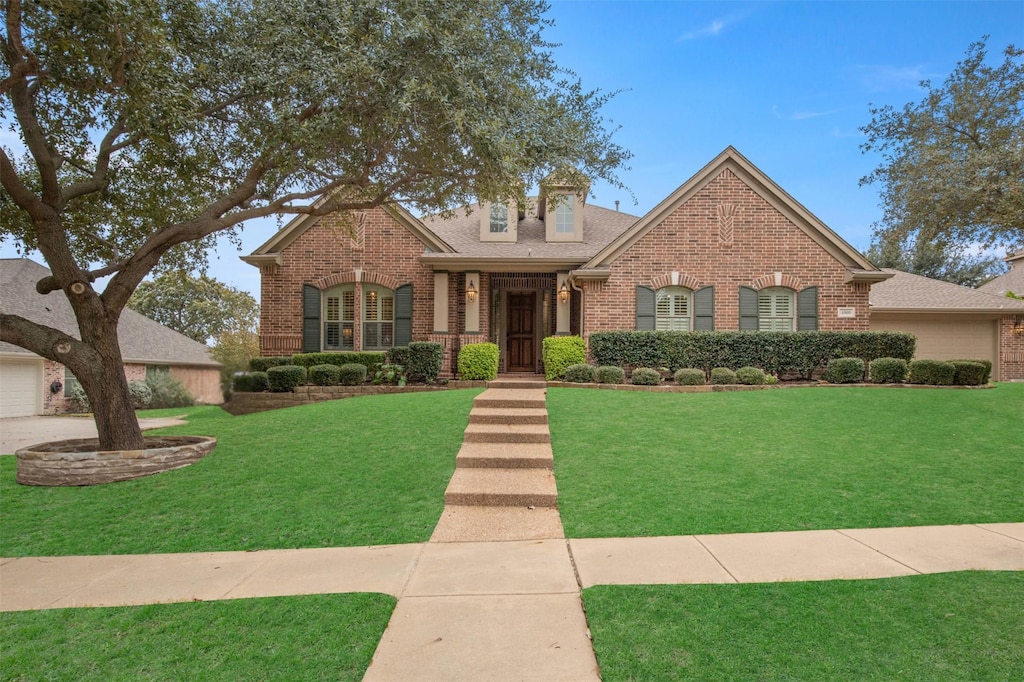 view of front of property featuring a front yard