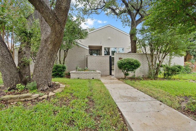 view of front of home featuring a front lawn