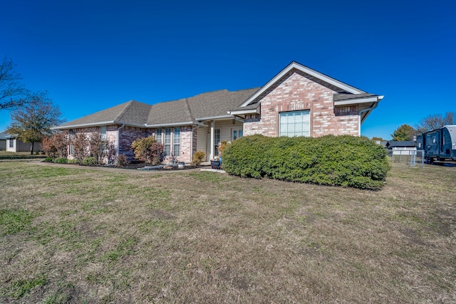 view of front facade featuring a front yard