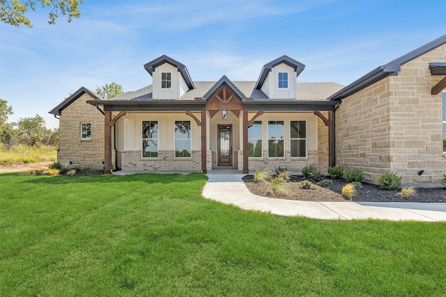 view of front facade featuring covered porch and a front lawn