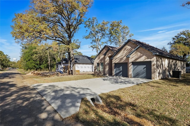 view of front of home featuring cooling unit and a front yard