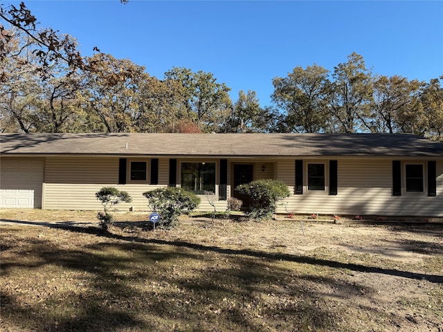 view of front of home featuring a front lawn and a garage