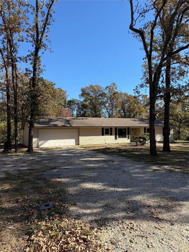 single story home with a front lawn