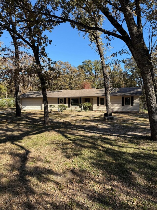 view of front facade featuring a garage