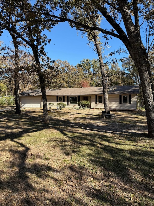 ranch-style home featuring a front yard