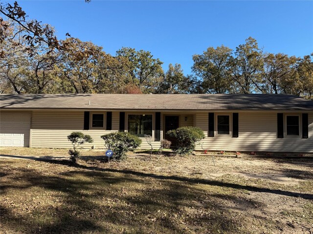 view of front of property with a front yard