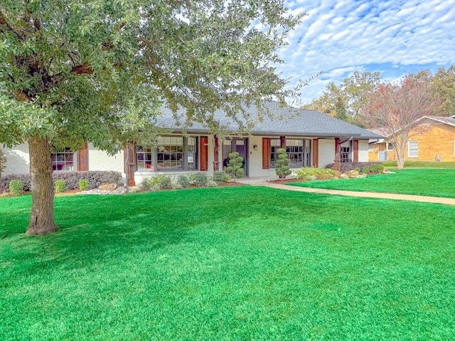 single story home with a front lawn