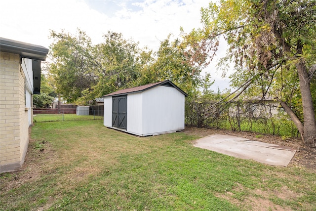 view of yard with a storage shed