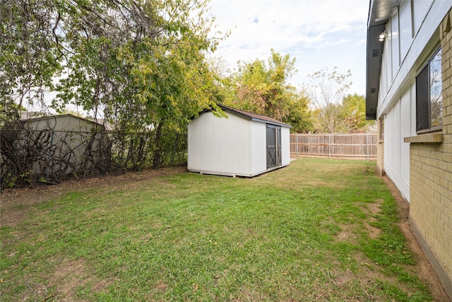 view of yard featuring a storage unit