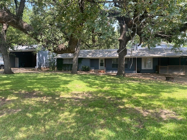 view of front facade with a front yard