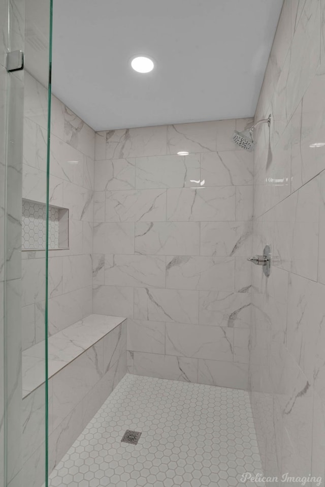 bathroom featuring a tile shower