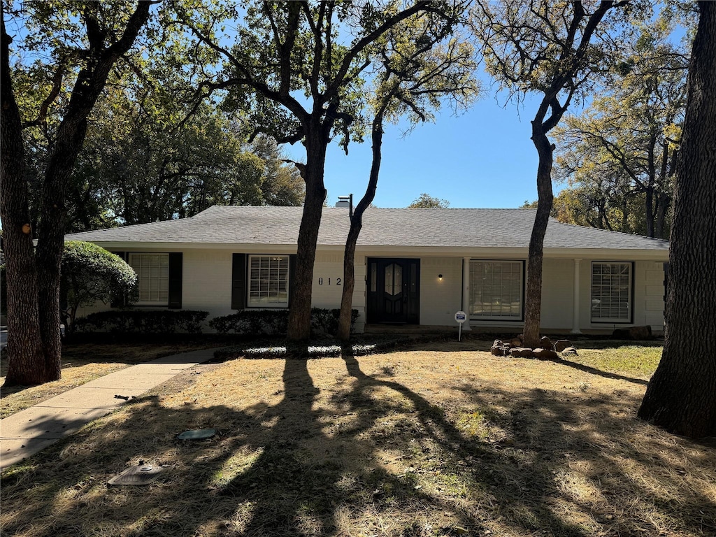 ranch-style home featuring a front lawn