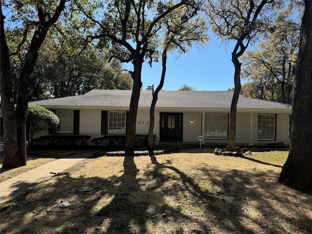 ranch-style home featuring a front lawn