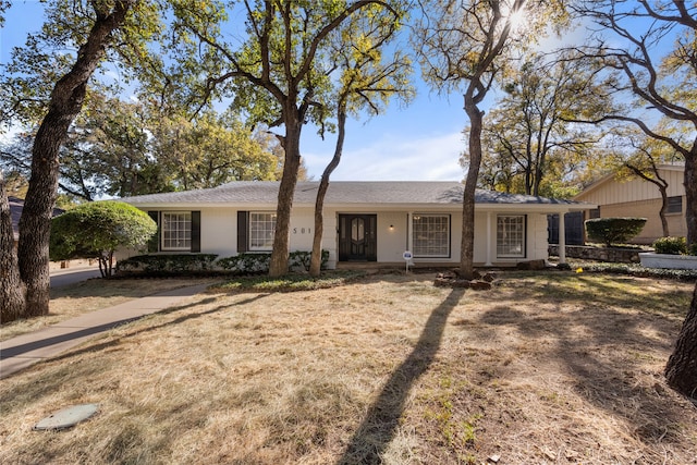 ranch-style house featuring a front lawn