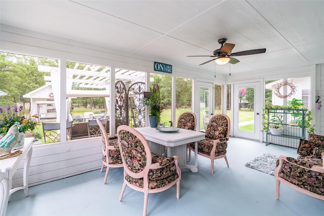 sunroom with ceiling fan