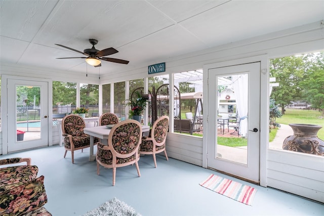 sunroom featuring ceiling fan