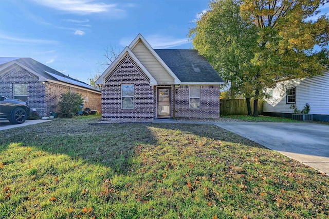 view of front facade featuring a front yard