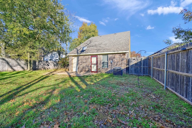 back of house featuring a lawn