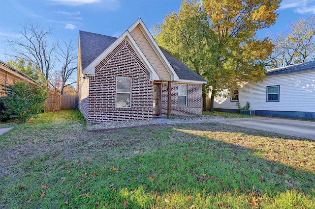 view of front of property featuring a front lawn