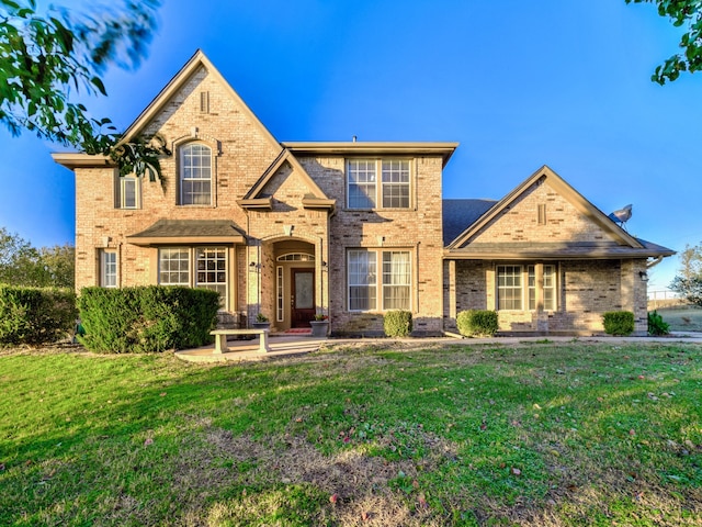 view of front of home featuring a front lawn