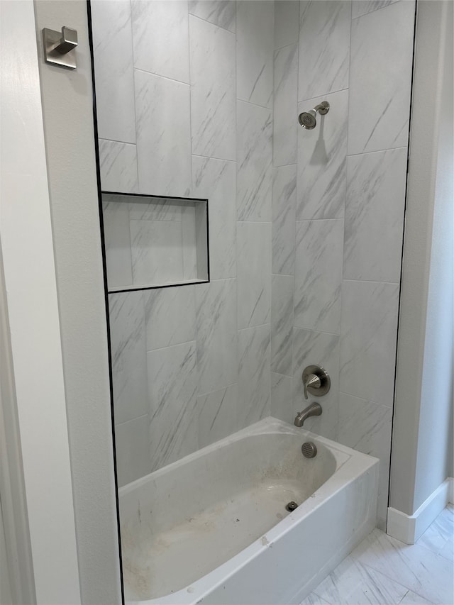 bathroom with tiled shower / bath combo