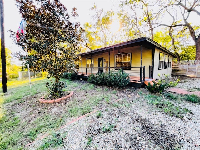 view of front facade with a front yard